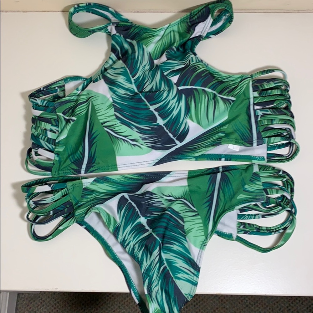 Island pattern bikini! 🌴